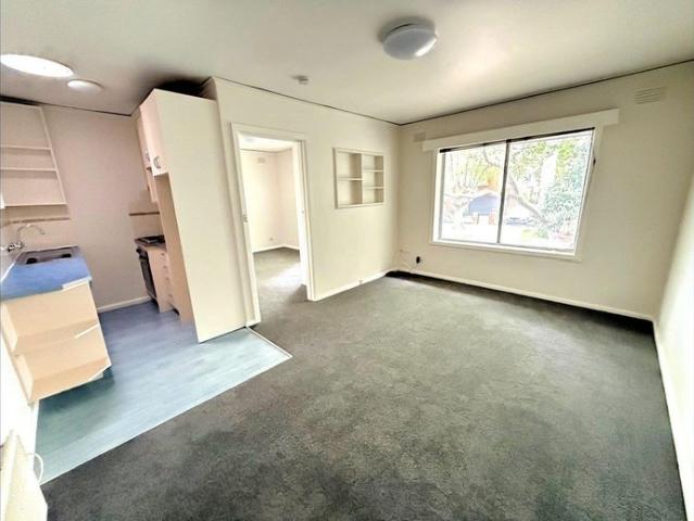 LIGHT FILLED TOP FLOOR APARTMENT IN A SUPERB FAIRFIELD LOCATION