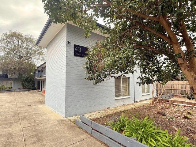 LIGHT FILLED TOP FLOOR APARTMENT IN A SUPERB FAIRFIELD LOCATION