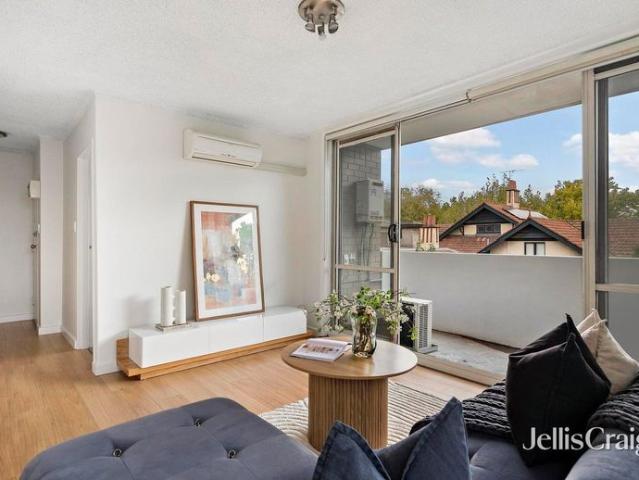 Light Filled Top Floor Apartment in Prime Flemington Location