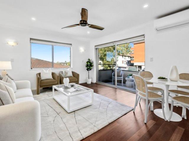 Light Filled Top Floor Apartment Moments From The Beach