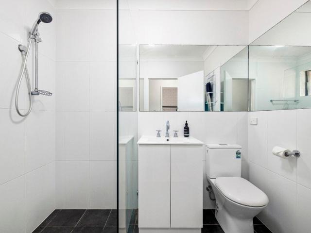 Light Filled Top Floor Living In The Heart Of Sawtell