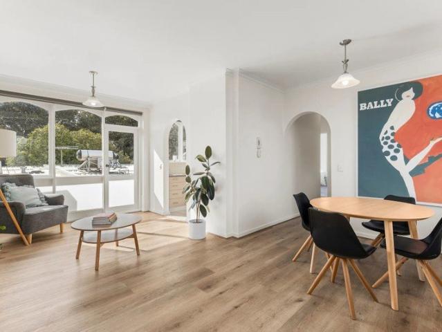 Light Filled Top Floor Living in St Kilda East