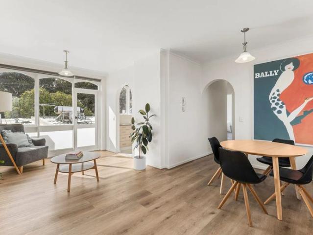 Light Filled Top Floor Living in St Kilda East