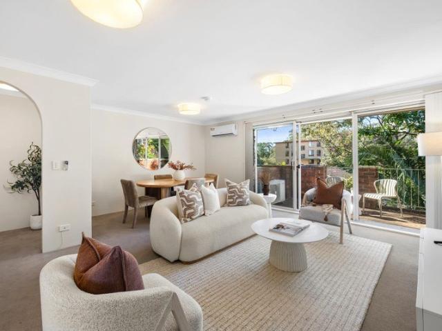 Light Filled Top Floor 2 Bedroom Apartment