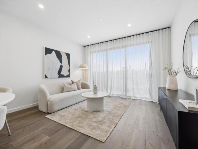 Light Filled, Top Floor 2 Bedroom Apartment with 2 Balconies