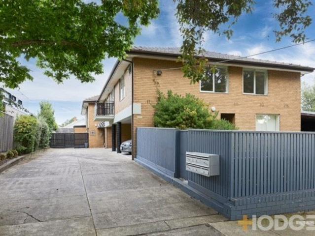 LIGHT FILLED THREE BEDROOM APARTMENT IN PERFECT LOCATION!