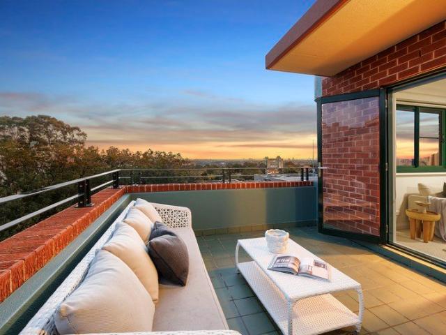 Light filled Three Bedroom Apartment with Unrivalled Convenience and District Views
