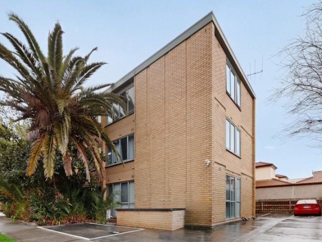 Light Filled Three Bedroom Living with Beachside Appeal