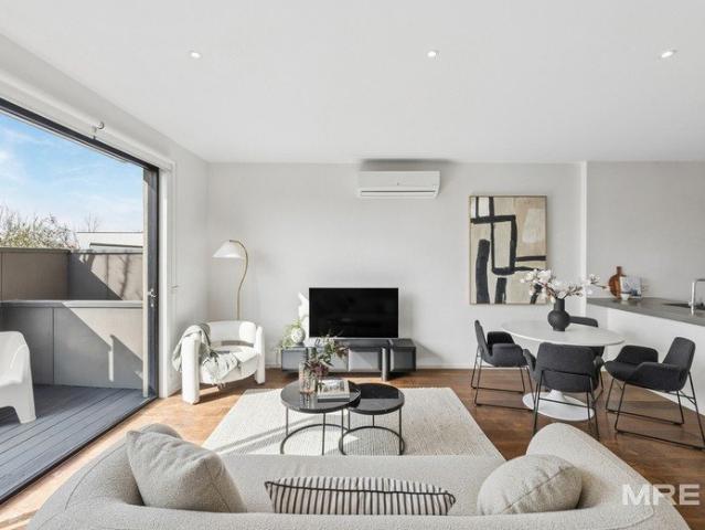 Light Filled Triple Storey Townhouse in the Heart of Northcote