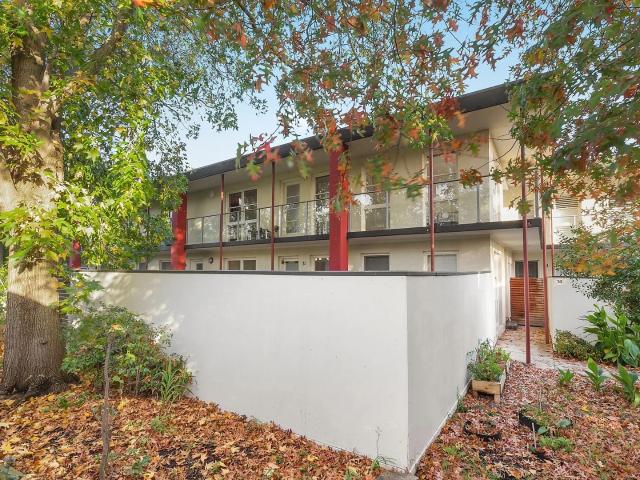 Light Filled Two Bedroom Apartment in a Prime Brighton Location!
