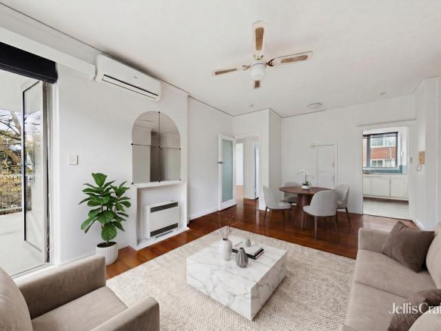 Light Filled Two Bedroom Apartment in Convenient Hawthorn Location