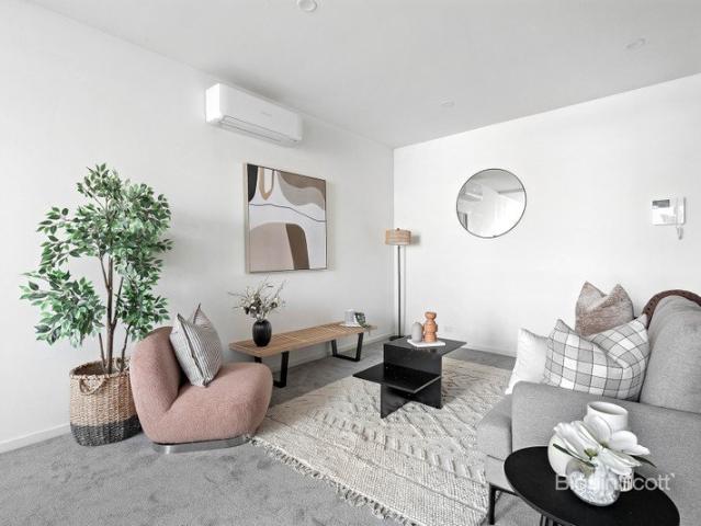LIGHT FILLED TWO BEDROOM APARTMENT IN PRIME LOCATION