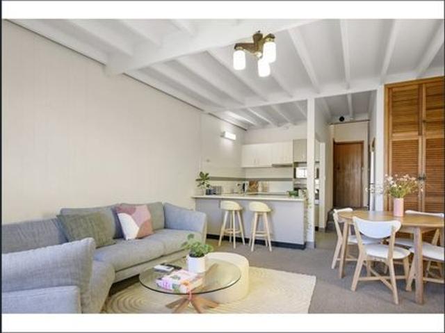 Light Filled Two Bedroom Townhouse in Lindisfarne