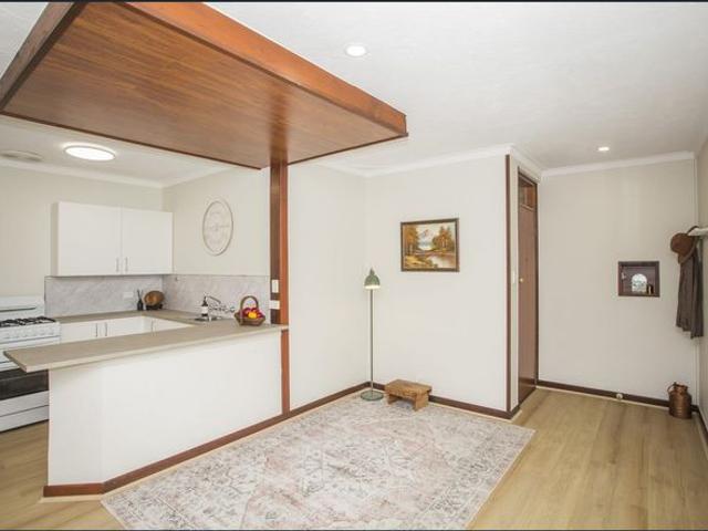 Light Filled Two Bedroom Unit in a Convenient Location!