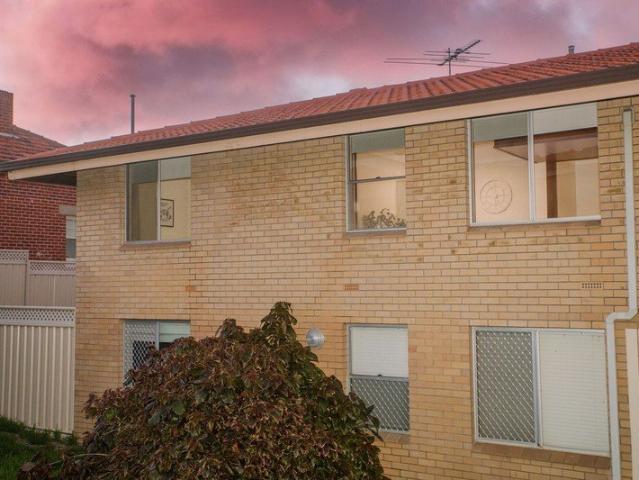 Light Filled Two Bedroom Unit in a Convenient Location!