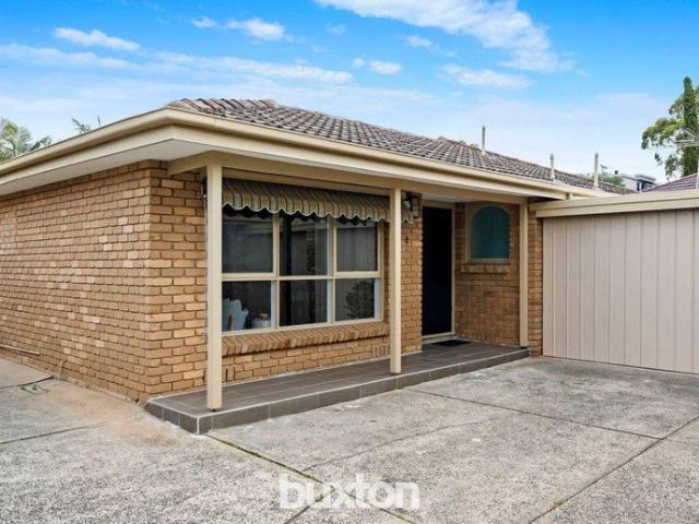 LIGHT FILLED TWO BEDROOM VILLA IN PRIME HIGHETT LOCATION!