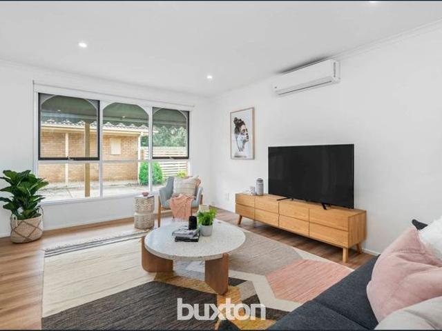LIGHT FILLED TWO BEDROOM VILLA IN PRIME HIGHETT LOCATION!