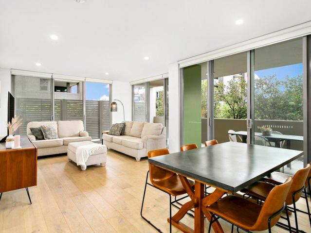 Light filled urban entertainer approx. 450m walk from City Beach