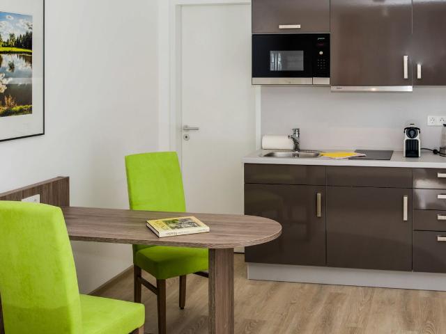 Light flooded apartment with weekly cleaning service & fitness studio in the house, perfect location in Bogenhausen, Munchen Amsterdam Apartments for Rent