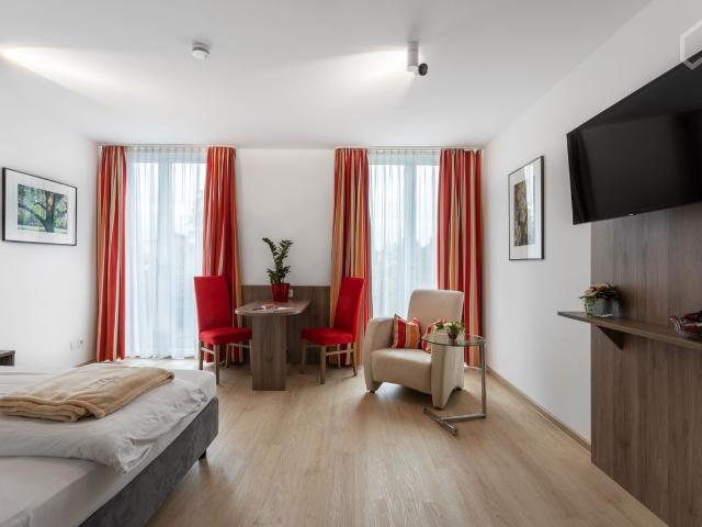 Light flooded apartment with weekly cleaning service & fitness studio in the house, perfect location in Bogenhausen, Munchen Amsterdam Apartments for Rent