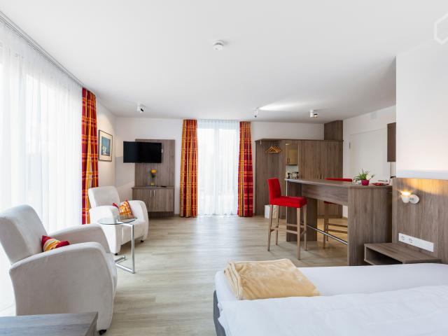 Light flooded apartment with weekly cleaning service & fitness studio in the house, perfect location in Bogenhausen