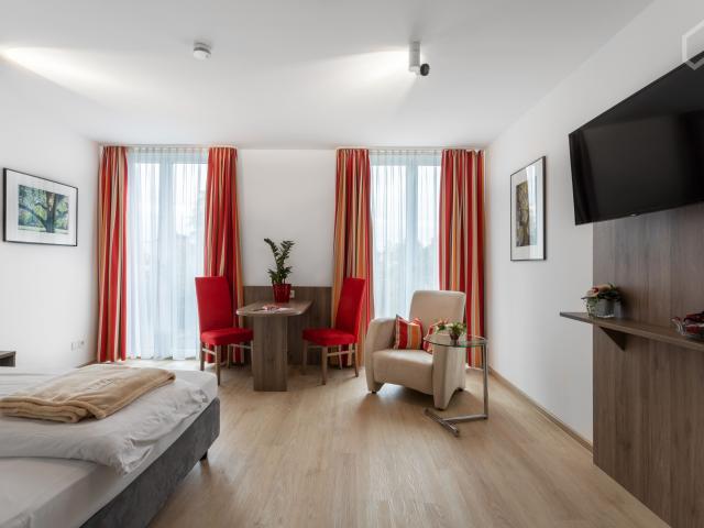 Light flooded apartment with weekly cleaning service & fitness studio in the house, perfect location in Bogenhausen
