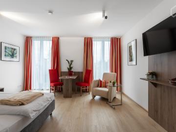 Light flooded apartment with weekly cleaning service & fitness studio in the house, perfect location in Bogenhausen