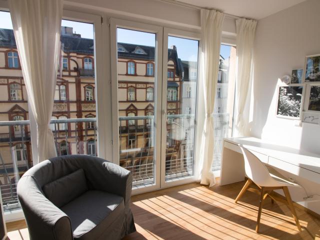 Light flooded furnished 2 room apartment in central location