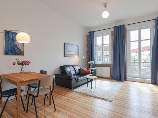 Light flooded refurbished 2 room flat near Simon Dach Straße with south west facing balcony