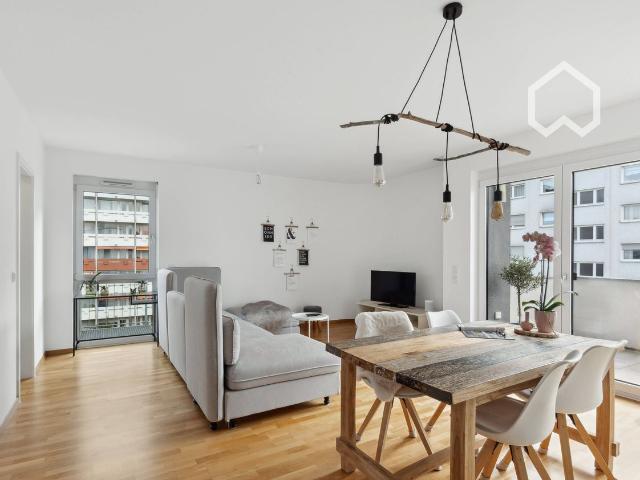 Light flooded three room apartment with excellent connections, Frankfurt Amsterdam Apartments for Rent
