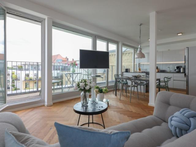 Light Flooded 2 Room Apartment with 12 m² Balkon near Charlottenburg Palace