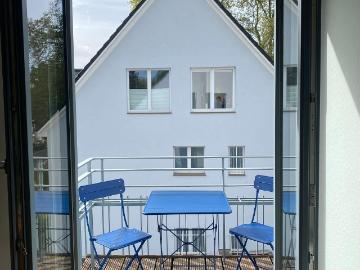 Light flooded 3 room top floor appartment with south facing balcony in the prestigious Marienburg villa district