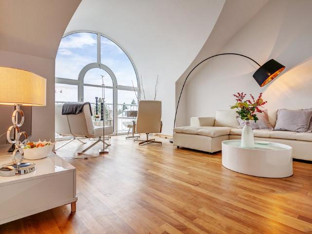 Light flooded 3 room attic apartment for rent