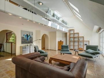 Light flooded 4.5 room apartment with gallery