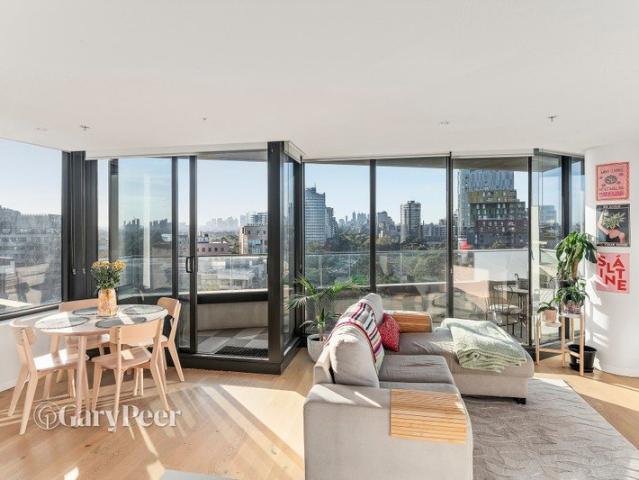 Light, luxury & spectacular views!