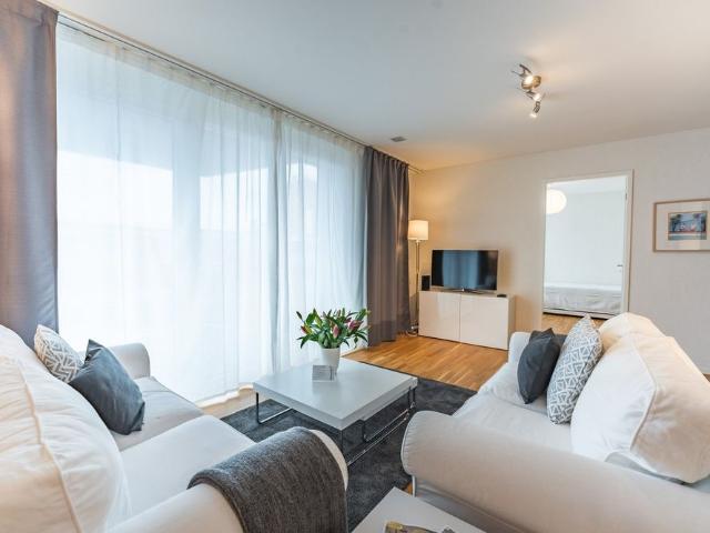 Light modern apartment with own washer/dryer and parking