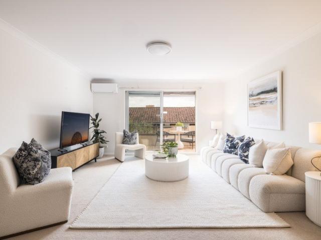 Light, quiet and airy top floor apartment within moments of Waverton Village