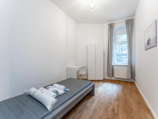 Light single bedroom in well linked Prenzlauer Berg