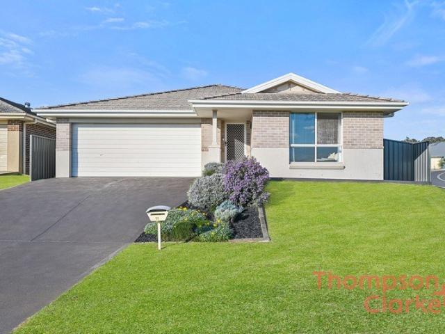 Light, Space & Lifestyle in a Desirable Corner Position!