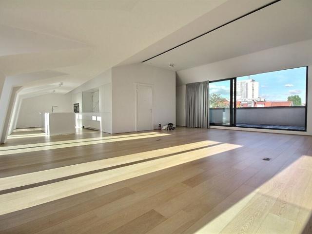 Light, spaciousness and elegance just a stone away from Plac