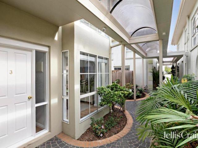 Light, style & comfort by the Maribyrnong River