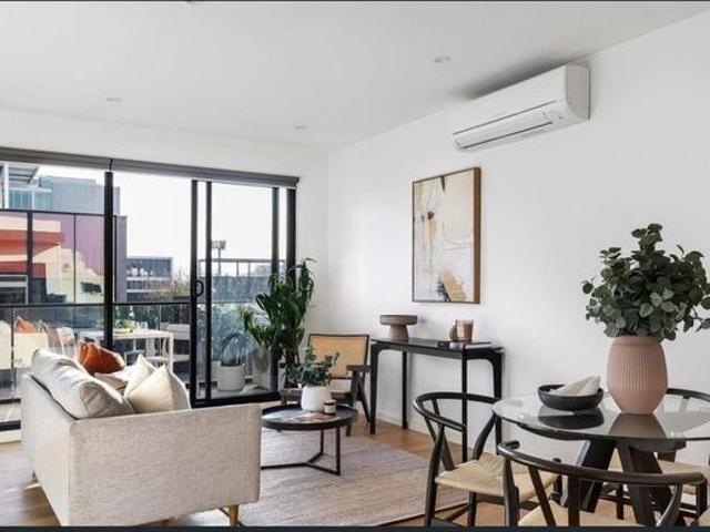 Light, Style & Lifestyle in a Vibrant Inner City Setting!