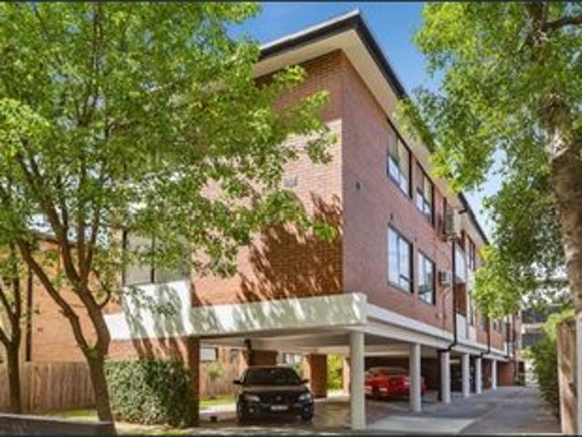 LIGHT & SUNNY TWO BEDROOM APARTMENT WITH TRANQUIL TREE OUTLOOK
