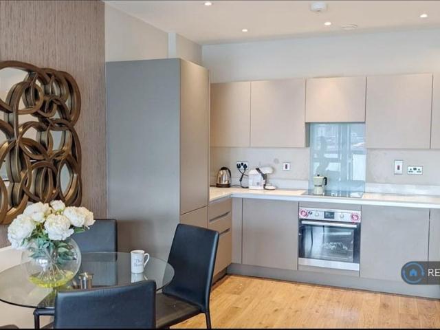 Lighterman Point, London, E14 2 bed flat to rent £2,550 pcm £588 pw