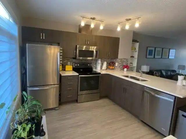 Like New 2 Master Bedroom Townhome in Granville | 2 Ensuites | Double Garage — 2 Bedrooms Townhouse