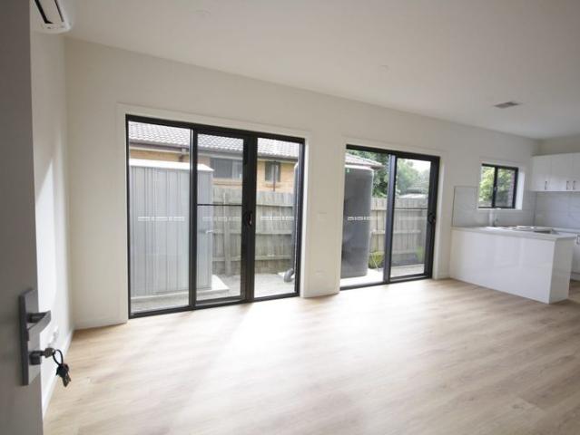 LIKE NEW 2 BEDROOM TOWNHOUSE