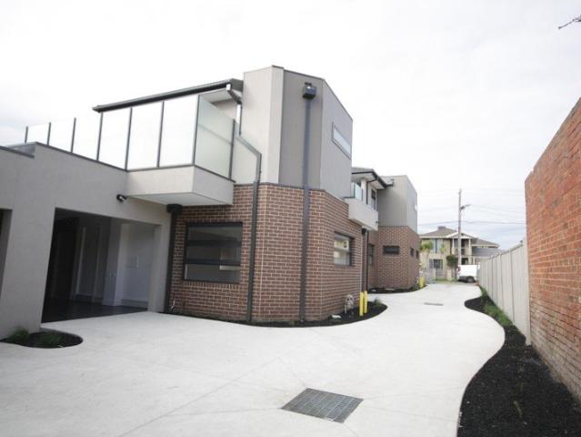 LIKE NEW TOWNHOUSE