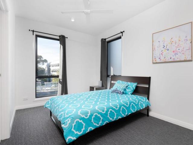 LIKE NEW BUILDING Student Accommodation 1 min walk to Deakin