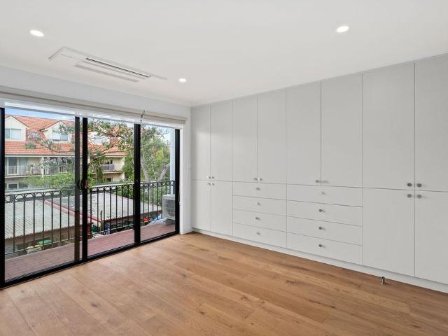 Like New Stylish 2 bedroom town home!