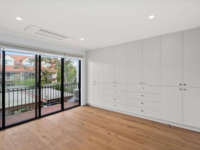 Like New Stylish 2 bedroom town home!